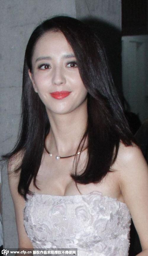 明星挤乳沟照片,挤乳沟照片引发热议