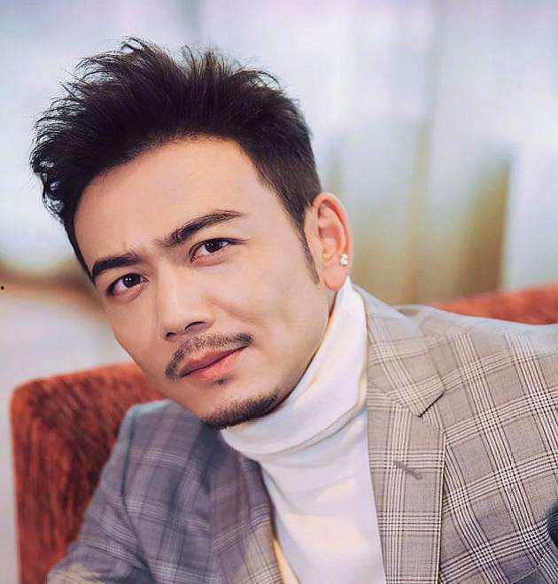 明星吴秀,从喜剧明星到情感风波，人生起伏录